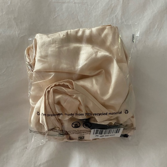 Pretty Little Thing Satin Square Neck Crop Top - Picture 4 of 5